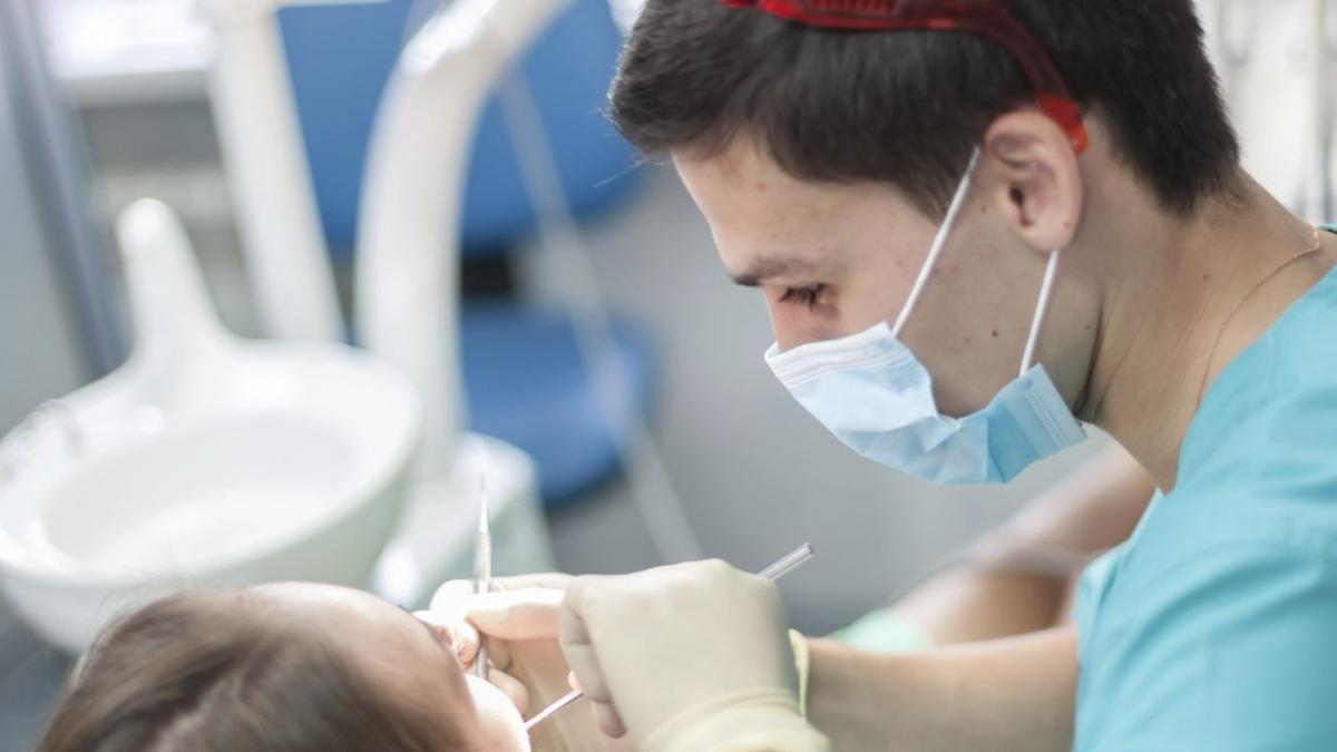 4 din 10 români n-au trecut pe la dentist în 2018