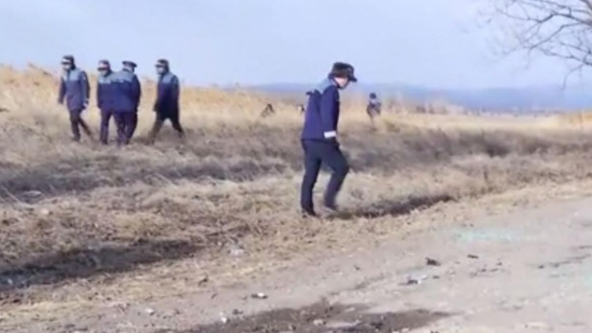 Mașină ciuruită de gloanțe în Vrancea. Cine este bărbatul găsit împușcat