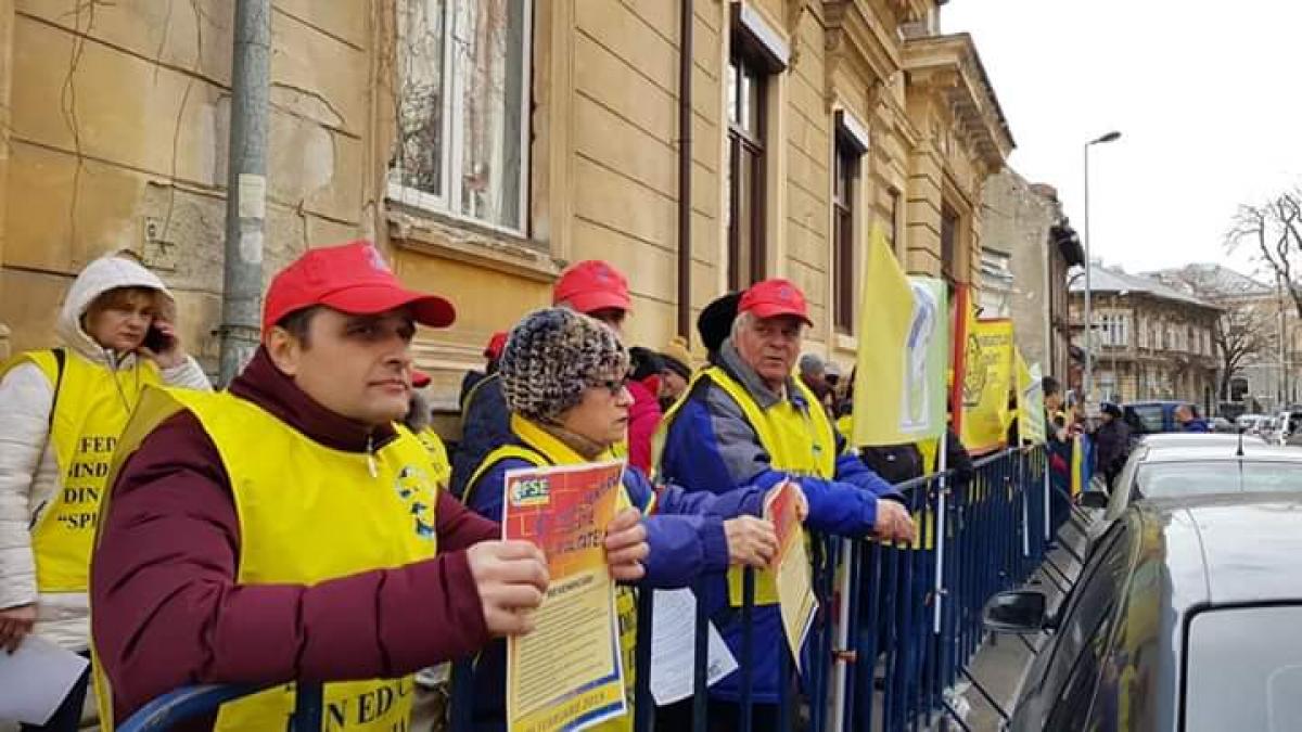„N-avem bani de cretă, voi ne daţi tabletă!”