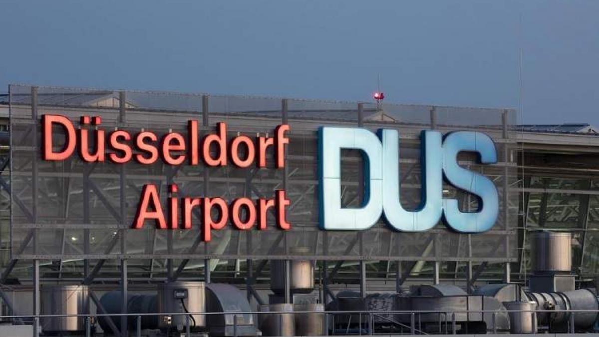 Panică pe aeroportul din Dusseldorf după ce un pasager a declanşat o alarmă trecând printr-o uşă de urgenţă