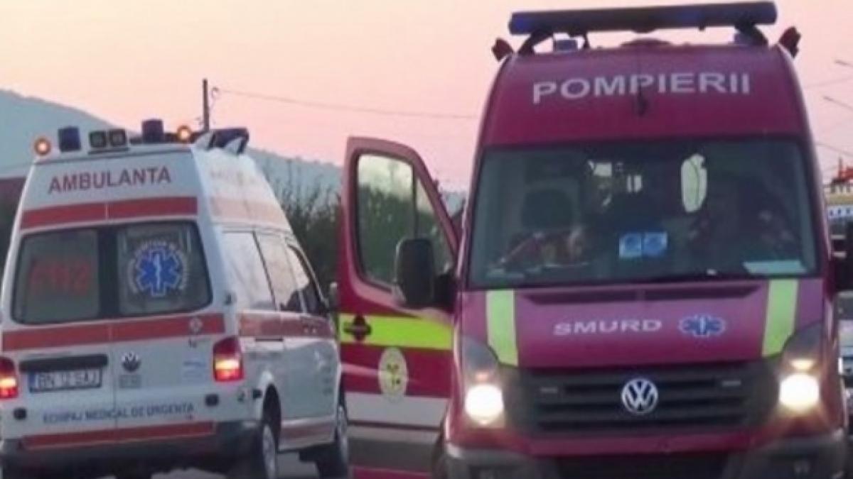Patru copiii şi mama lor, duşi la spital în urma unui accident în lanţ pe Valea Oltului
