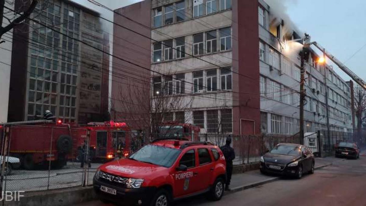 Alertă în Capitală! Incendiu în sectorul 2 la un spaţiu de depozitare a materialelor pentru construcţii. Aproape 30 de autospeciale participă la stingerea incendiului