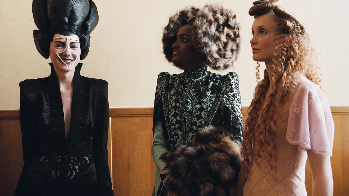 „McQueen“, documentarul despre revoluționarul designer Alexander McQueen, la Bucharest Fashion Film Festival