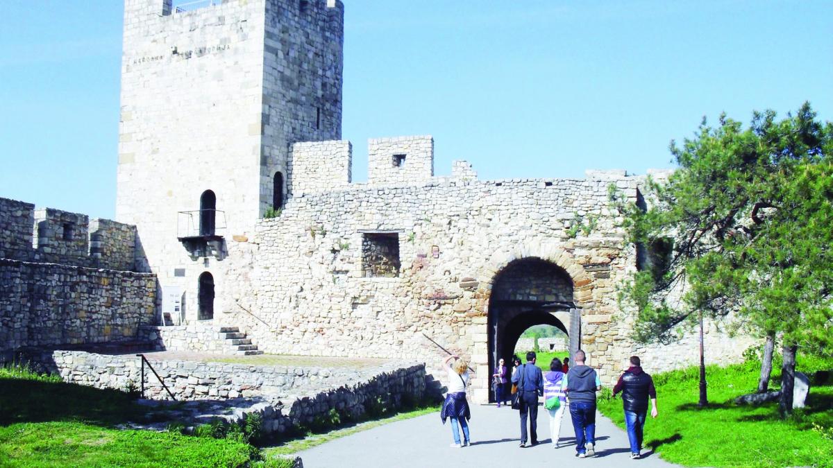 Între cetăţile solemne, gastronomie şi drumul vinului, în Serbia