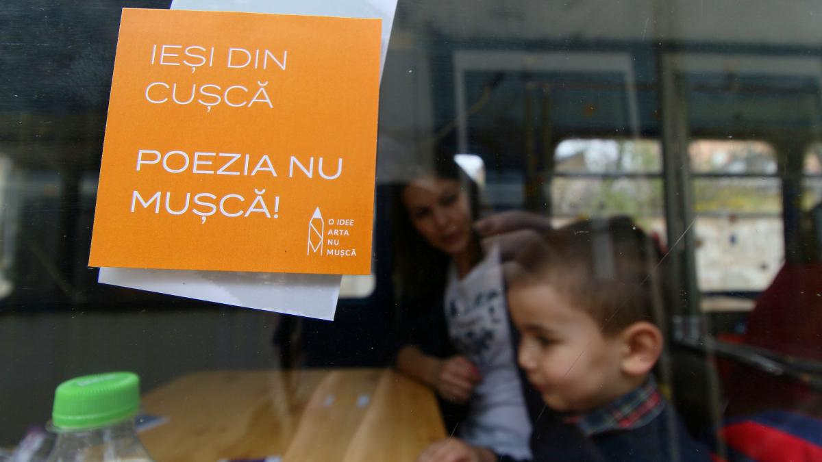Bucureştenii, invitaţi la o plimbare cu "Tramvaiul poeziei"