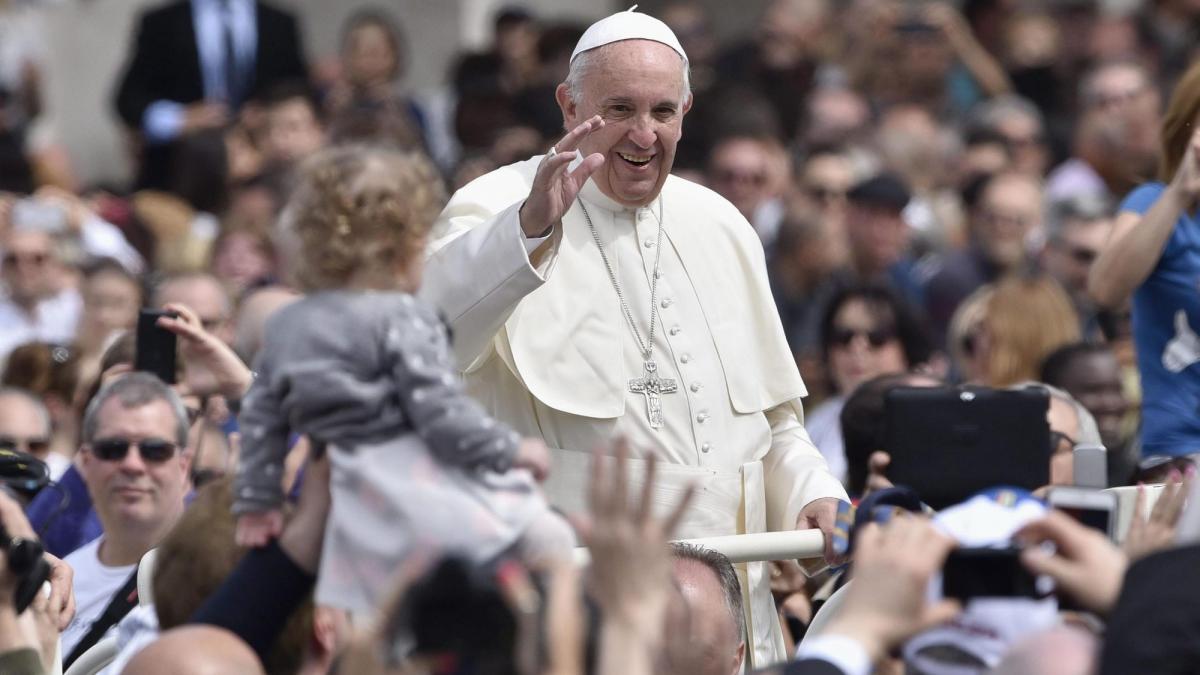 Care va fi programul vizitei Papei Francisc în România. Fără slujbă în aer liber în București 