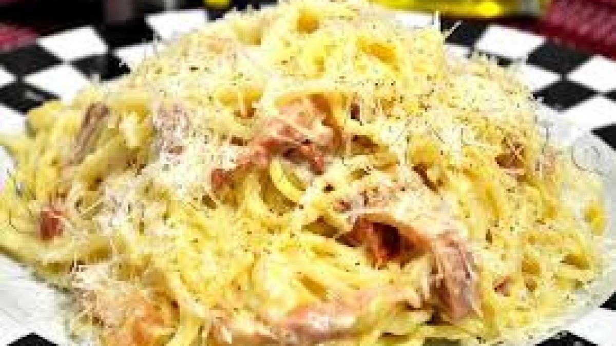 Rețeta zilei : Paste cu pui și parmesan ras