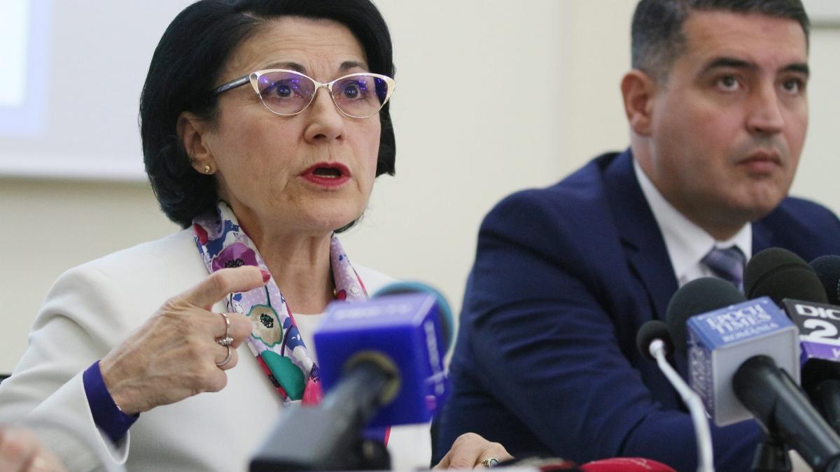 Ecaterina Andronescu: Subiectele grele de la simulare îi împing pe părinți să ia meditații