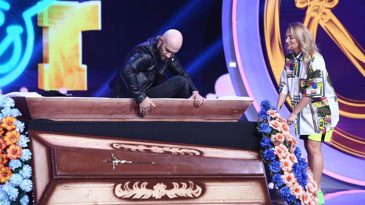 Mihai Bendeac, ”probează” sicriul unui concurent iUmor
