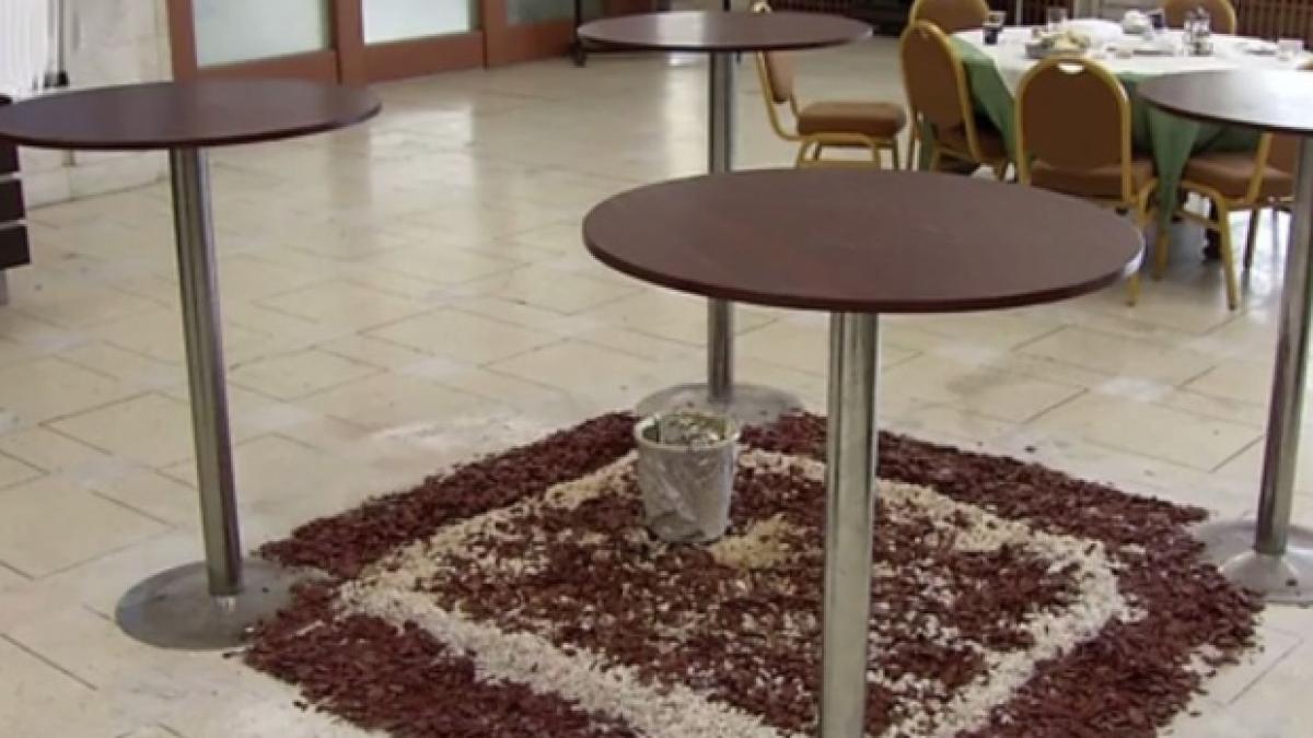 Tavanul Casei Poporului este găurit și apa se scurge prin infliltrații 