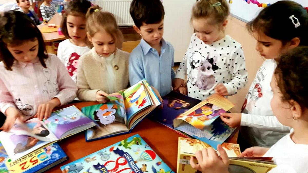 Mama unei fetițe de doi ani, din Gorj acuză două educatoare că i-au sedat copilul la creşă, ca să adoarmă mai repede