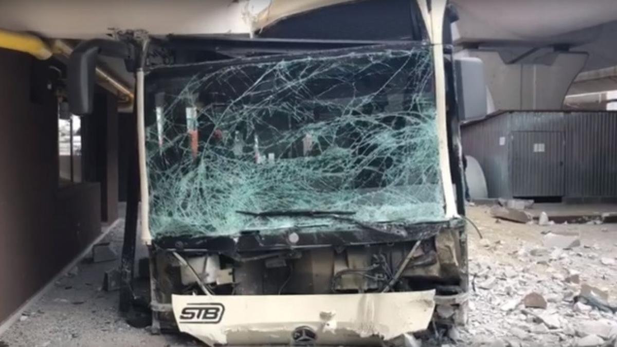 Accident ȘOCANT în Capitală. Un autobuz STB a lovit patru mașini și apoi a intrat într-un bloc