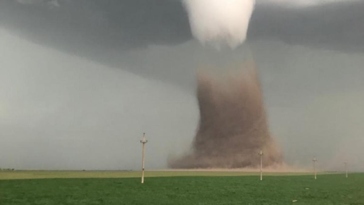 Imagini uluitoare în Călărași. O tornadă de dimensiuni apreciabile s-a format în apropierea localității Drajna
