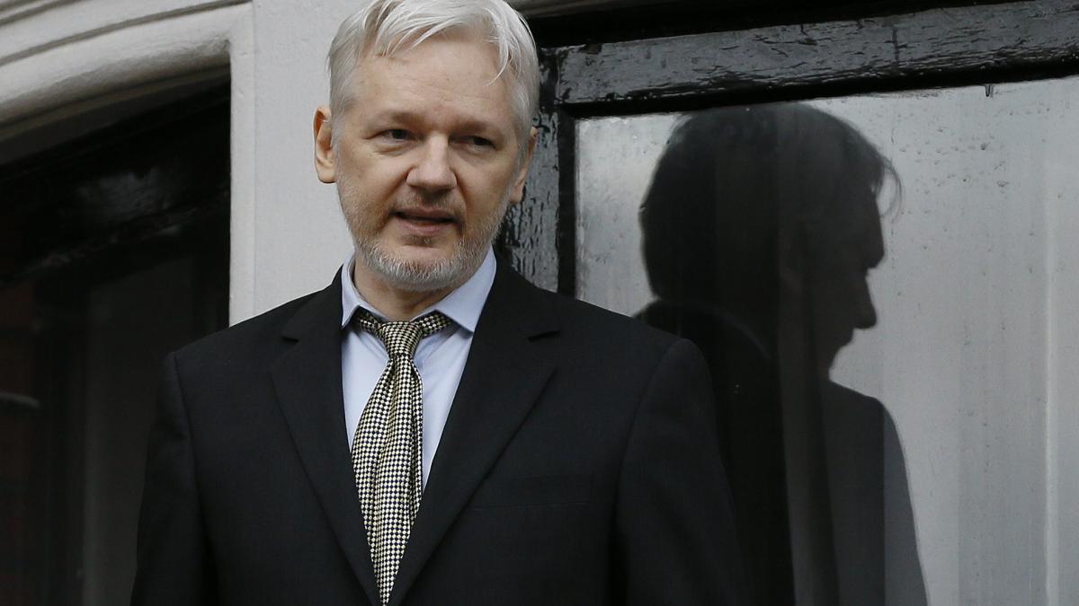 Julian Assange, condamnat la închisoare de un tribunal din Londra