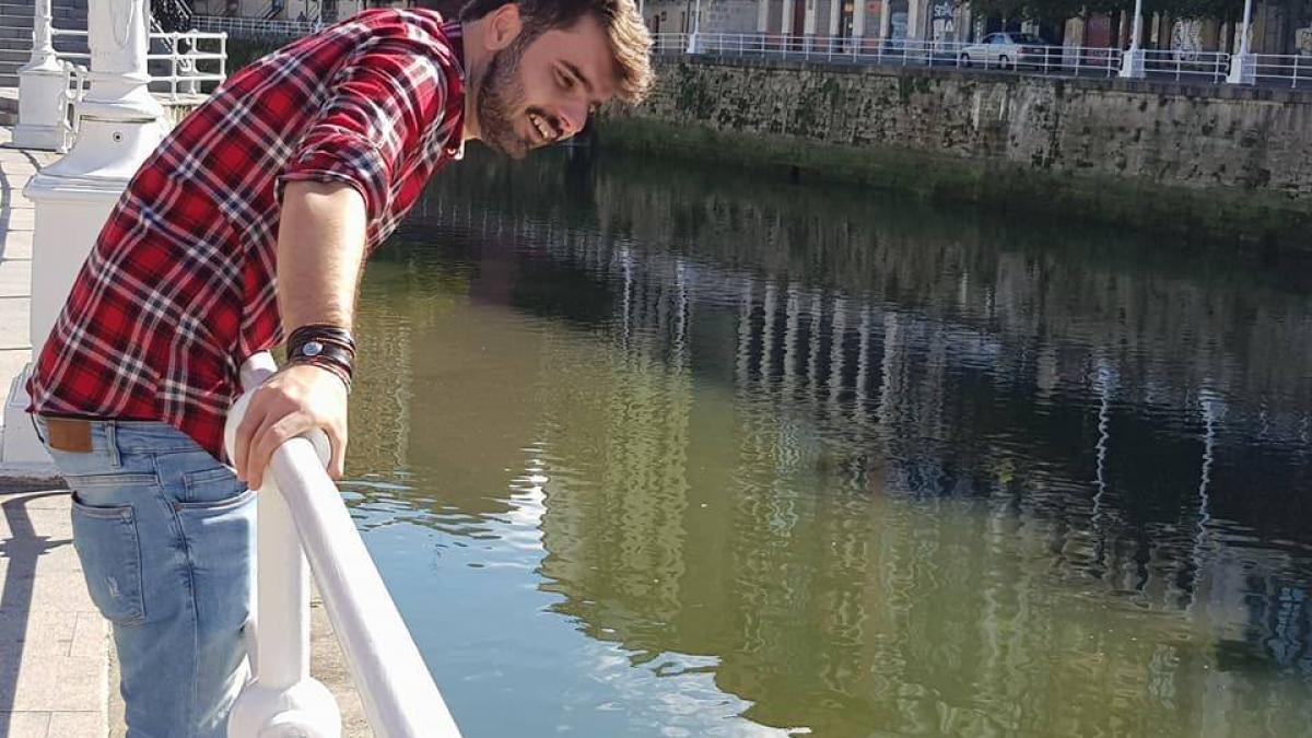 Românul care vindecă femeile abuzate cu poezia