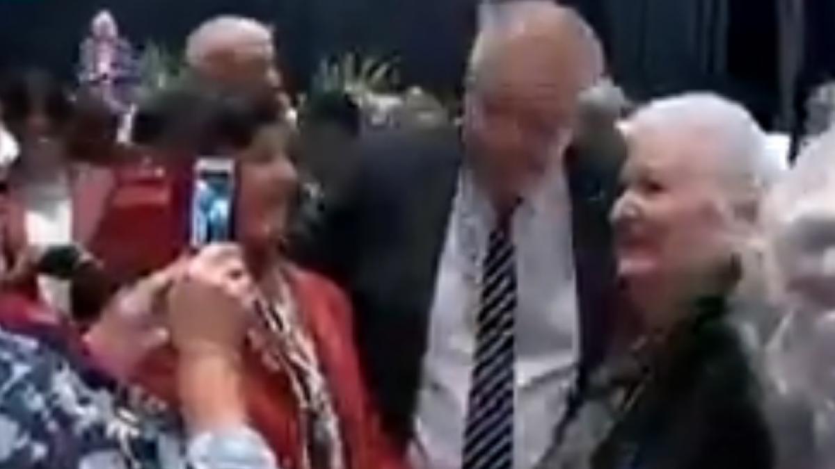 Premierul Australiei, lovit în cap cu un ou 