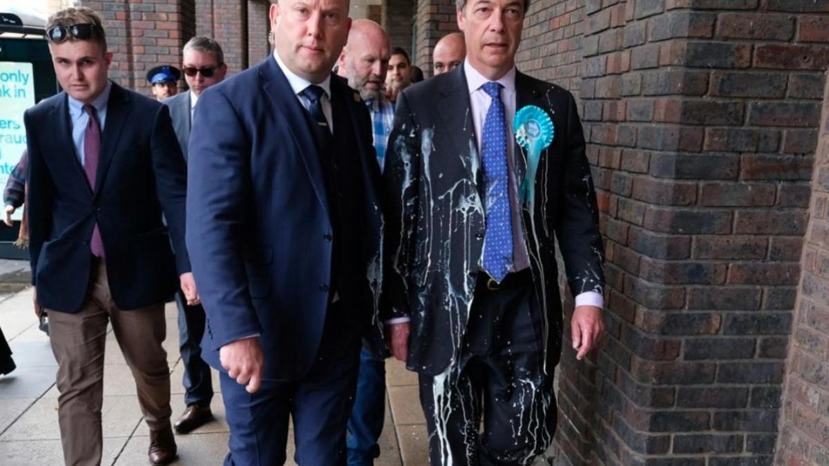 Nigel Farage, stropit cu milkshake în Newcastle. Susţinătorul Brexit, furios în urma incidentului 