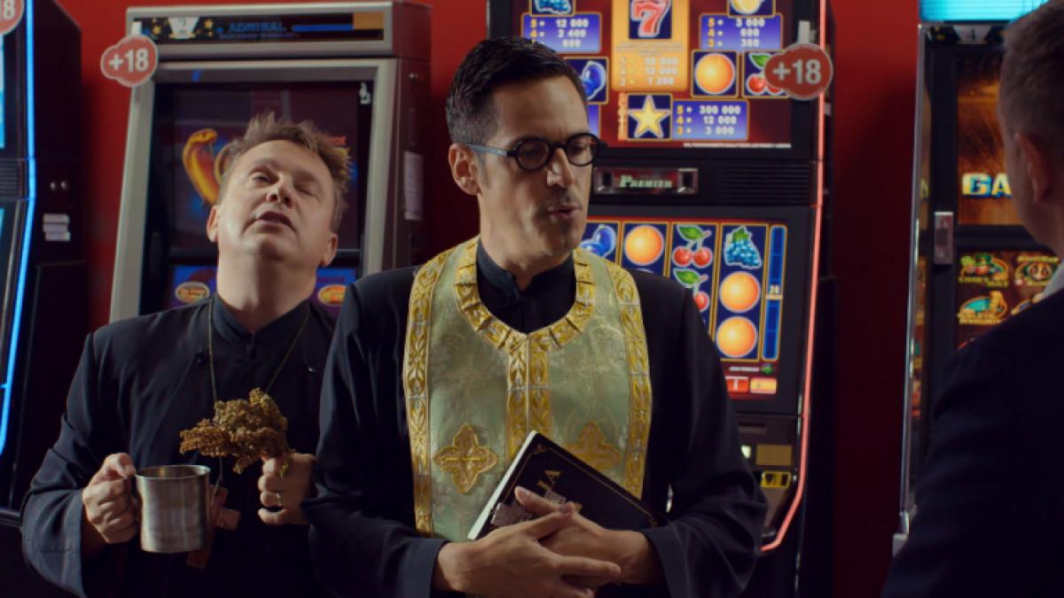 Orlando (Ștefan Bănică) și Ducu (Marius Florea Vizante) devin preoții Nicodim și Pafnutie,  în serialul de comedie Liber ca pasărea cerului