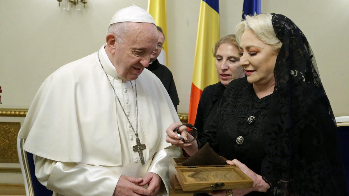 Ce a primit Suveranul Pontif de la Viorica Dăncilă