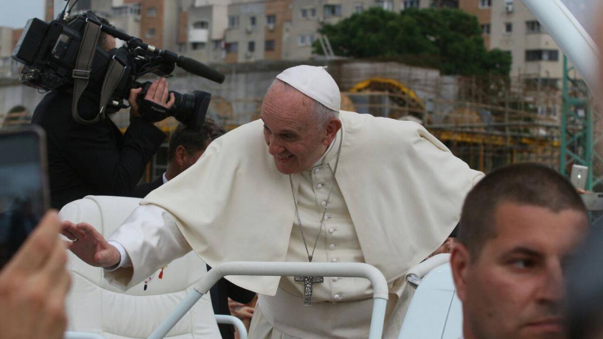 Val de emoţii la întâlnirea cu Suveranul Pontif pe Aeroportul Transilvania din Târgu Mureş