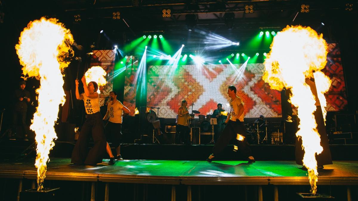 Dansul Zmeilor – Crispus &amp; Cobzality într-un show incendiar, la Amfiteatrul ENKA, din Istanbul