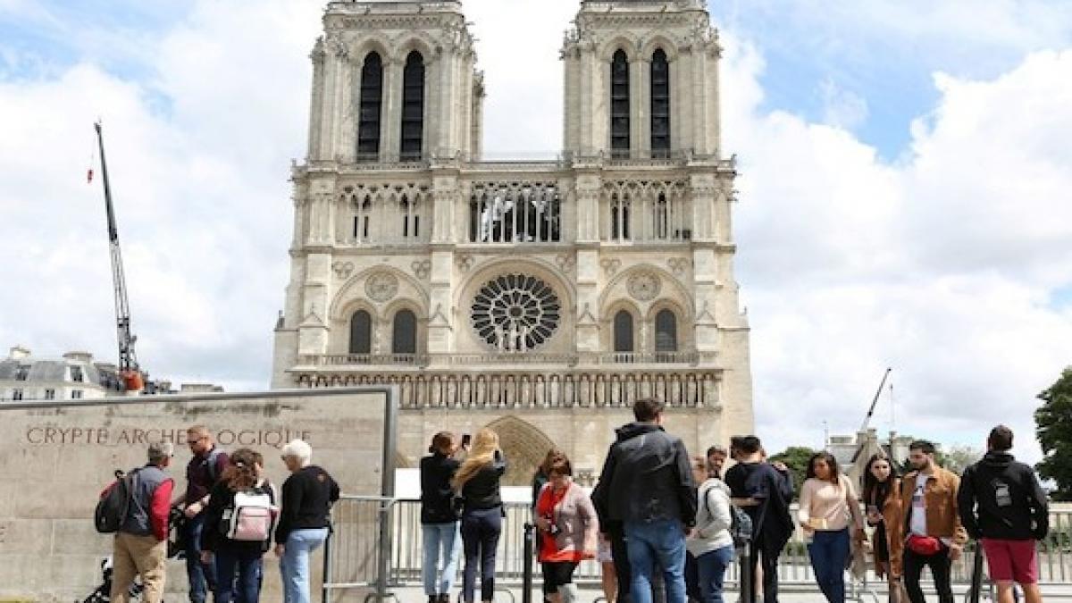Prima slujbă susţinută la Notre-Dame de Paris după incendiul devastator de acum două luni