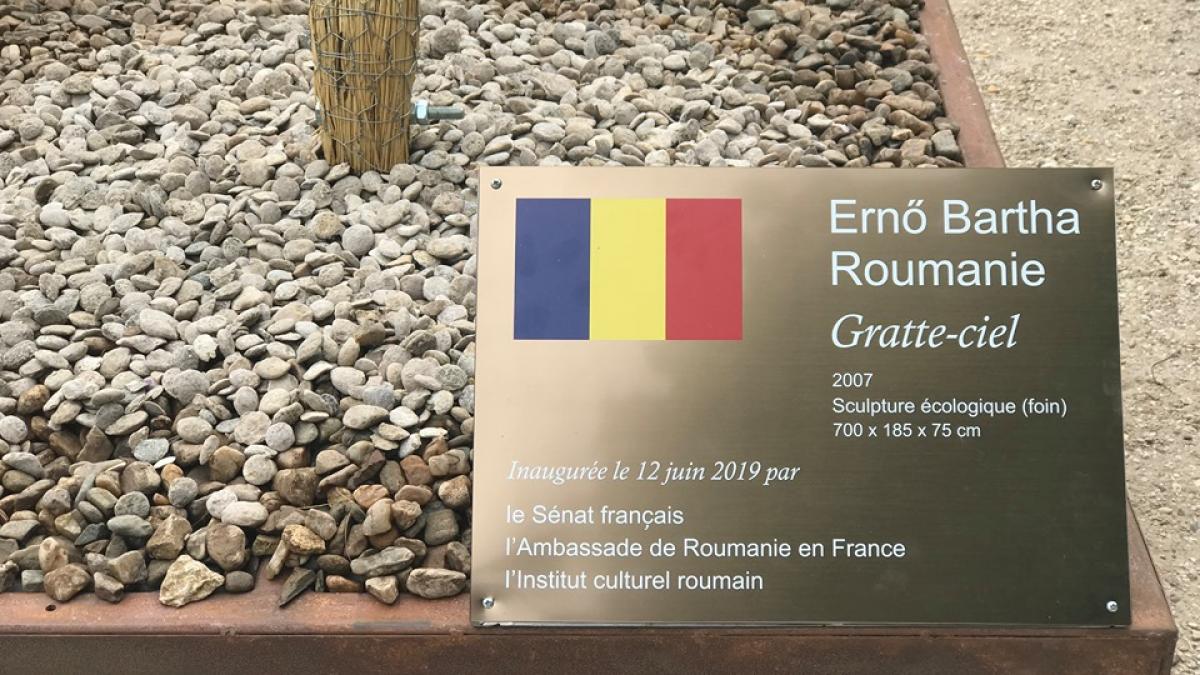 O lucrare a artistului Ernö Bartha, amplasată în Jardin du Luxembourg din Paris