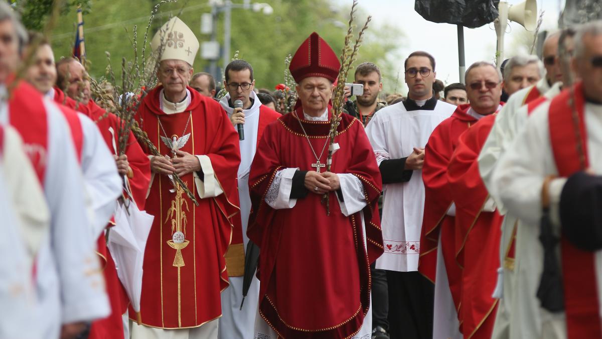 Procesiune romano-catolica, duminică, pe străzile din centrul Bucureştiului