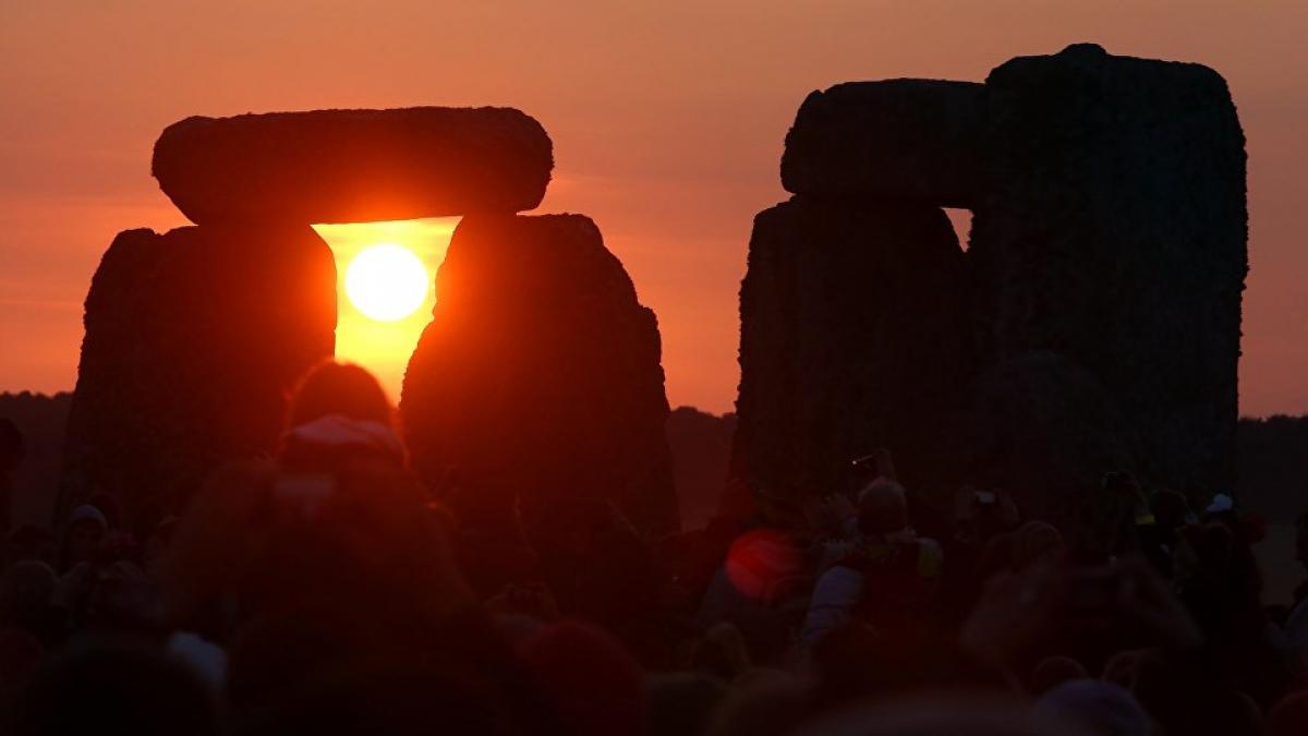 Mii de oameni au celebrat solstițiul de vară la Stonehenge 