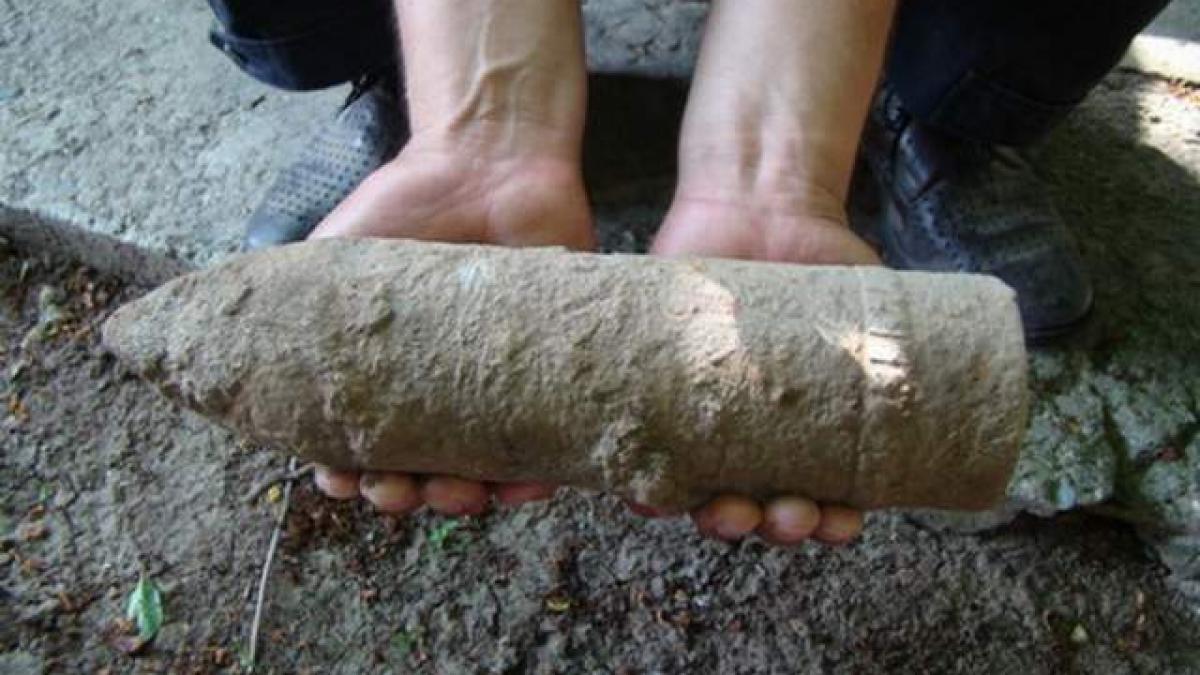 Vrancea: Bombe, proiectile, grenade şi cartuşe din Primul Război Mondial descoperite la Răcoasa, cu detectoarele de metale
