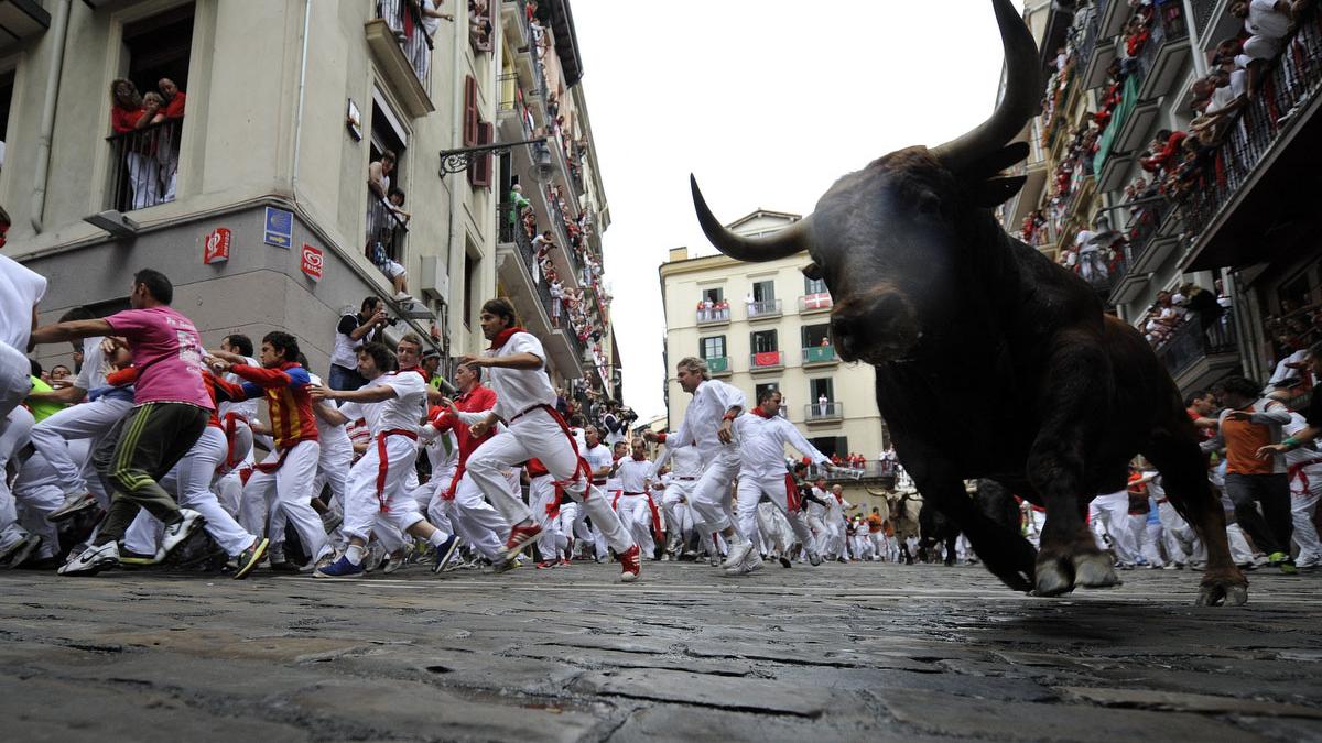 Un bărbat a fost rănit de un taur la Pamplona 