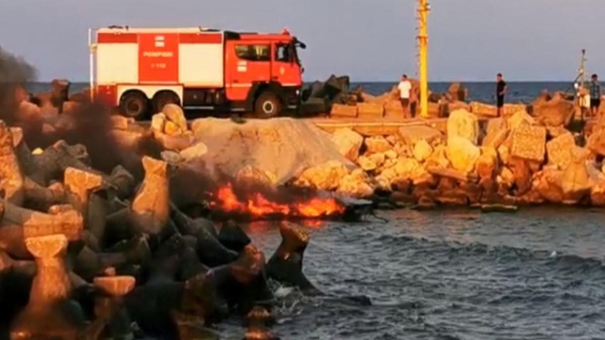 Alertă în Eforie Nord: O șalupă a luat foc în port