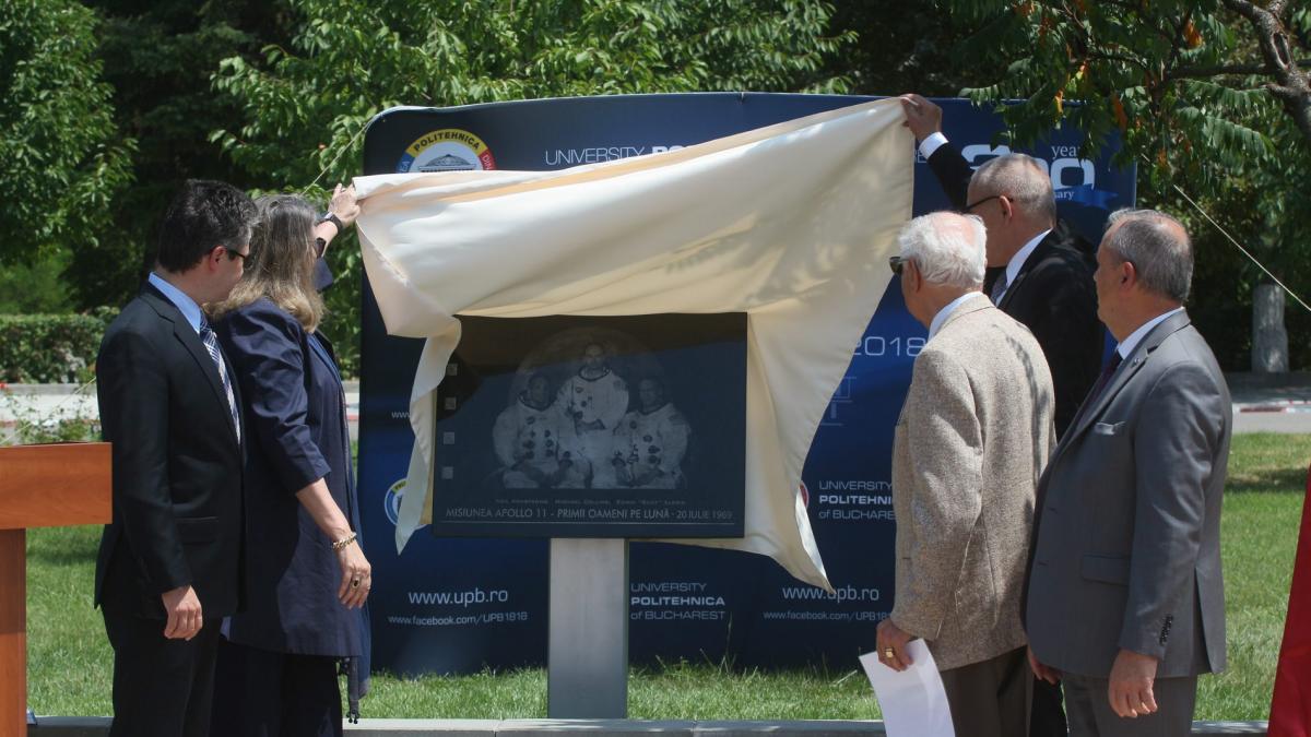 Placă aniversară la 50 de ani de la aselenizare