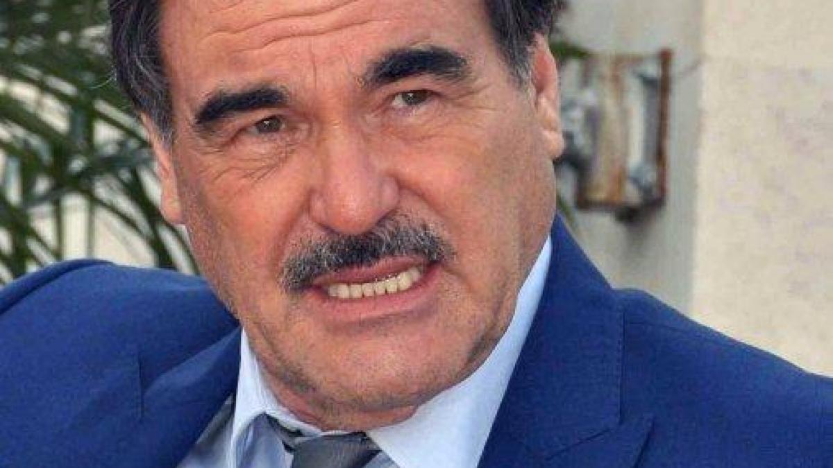 Oliver Stone cere nășia lui Putin