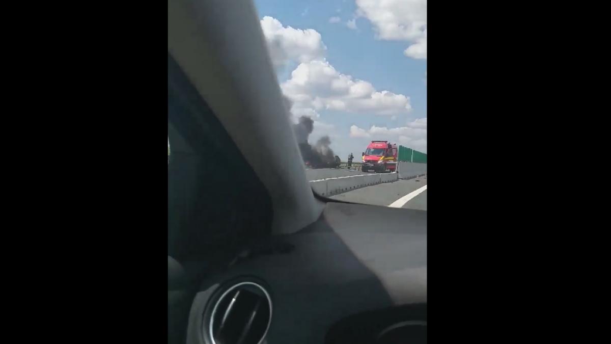 Autoturism în flăcări pe autostrada A2; traficul rutier, blocat