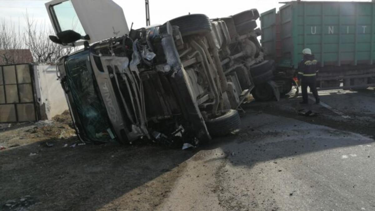 Un tir încărcat cu ciment s-a răsturnat pe DN 17C