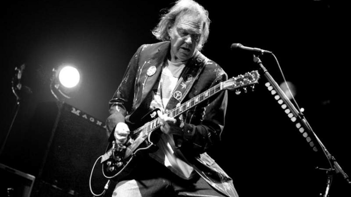 Celebrul cantautor Neil Young  își va lansa albumul "Colorado" în toamnă