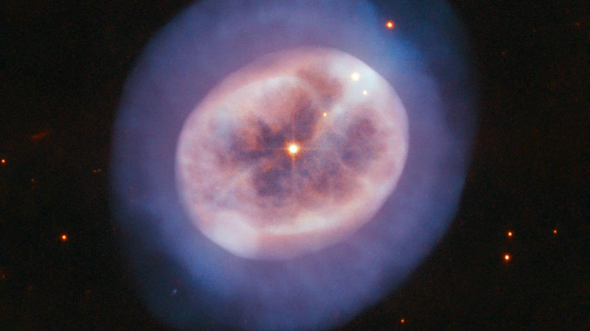 Nebuloasa planetară NGC 2022, observată de telescopul Hubble
