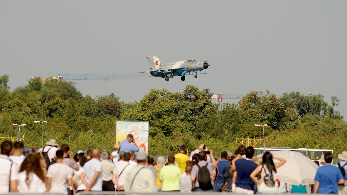 FOTO: BIAS 2019, show-ul în care "albinele de oţel" au apărut din cer şi un avion de pasageri a devenit acrobat