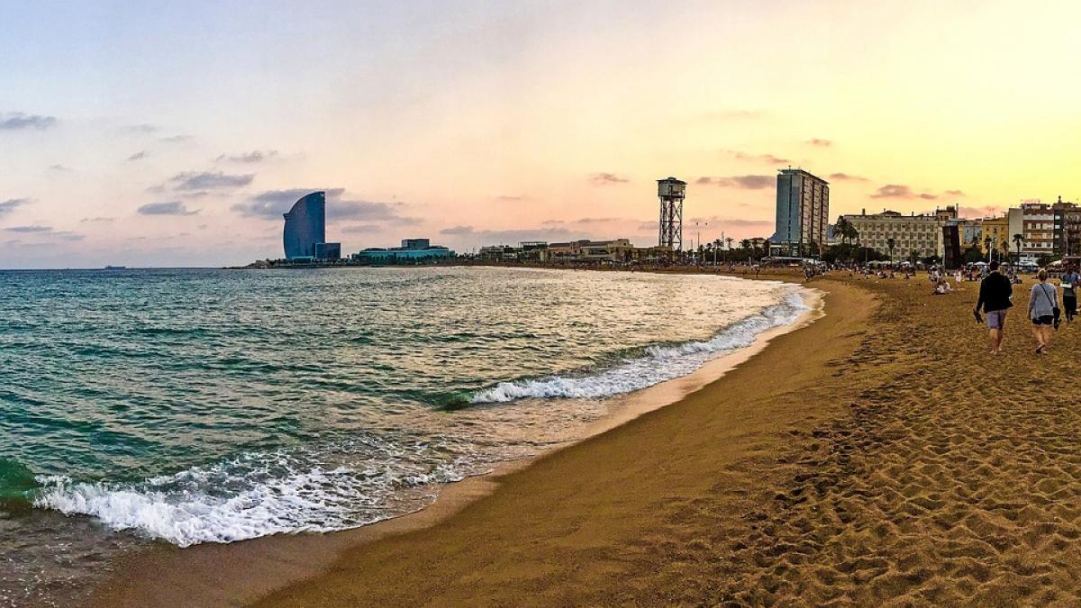 O plajă din Barcelona, evacuată după descoperirea unui dispozitiv exploziv în mare
