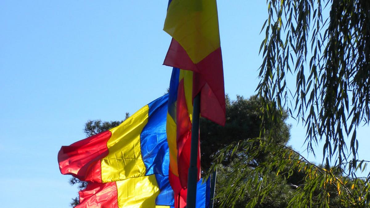 Tricolorul, repus temporar pe turla Primăriei Sfântu Gheorghe cu prilejul Zilei eliberării oraşulu