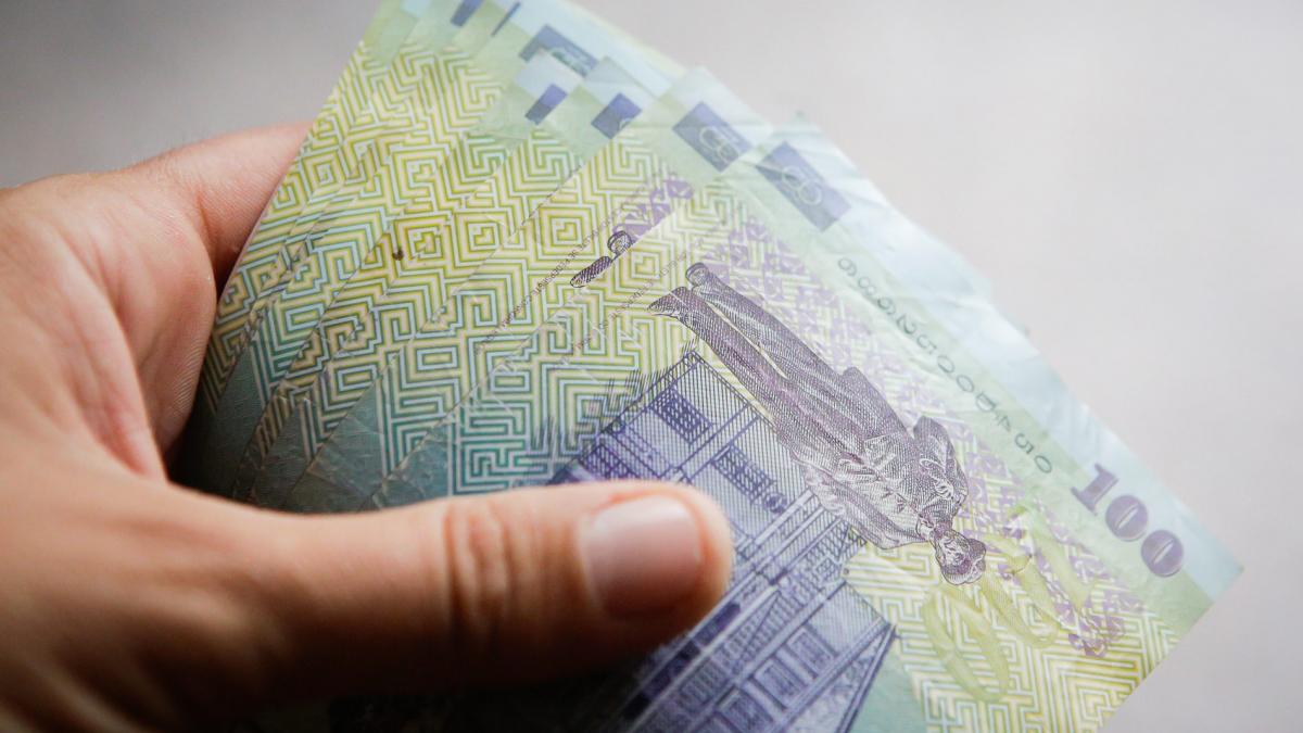 Răsfăţul bugetarilor. Statul cheltuieşte tot mai mult cu salariile
