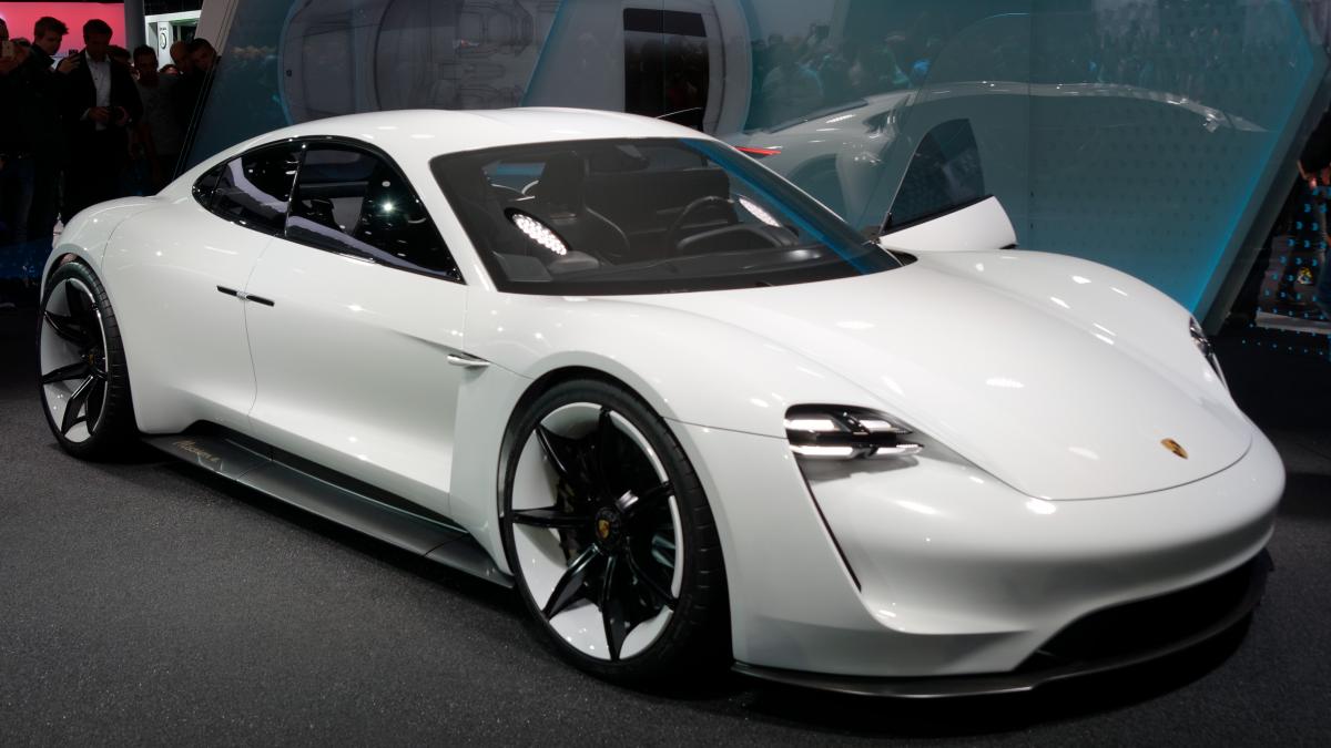 Porsche a început producţia primului său model exclusiv electric, Taycan