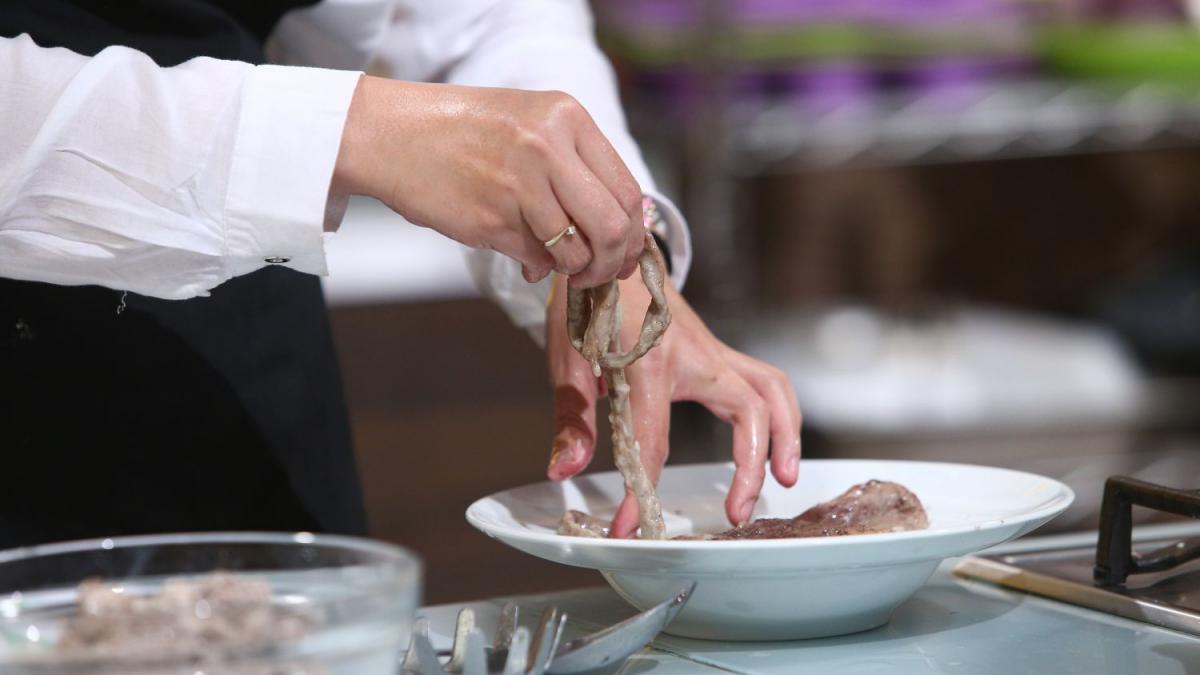 Chefii Bontea, Dumitrescu și Scărlătescu  au degustat supă filipineză de intestine