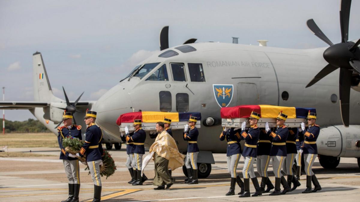Românii ucişi în Afganistan au fost repatriaţi