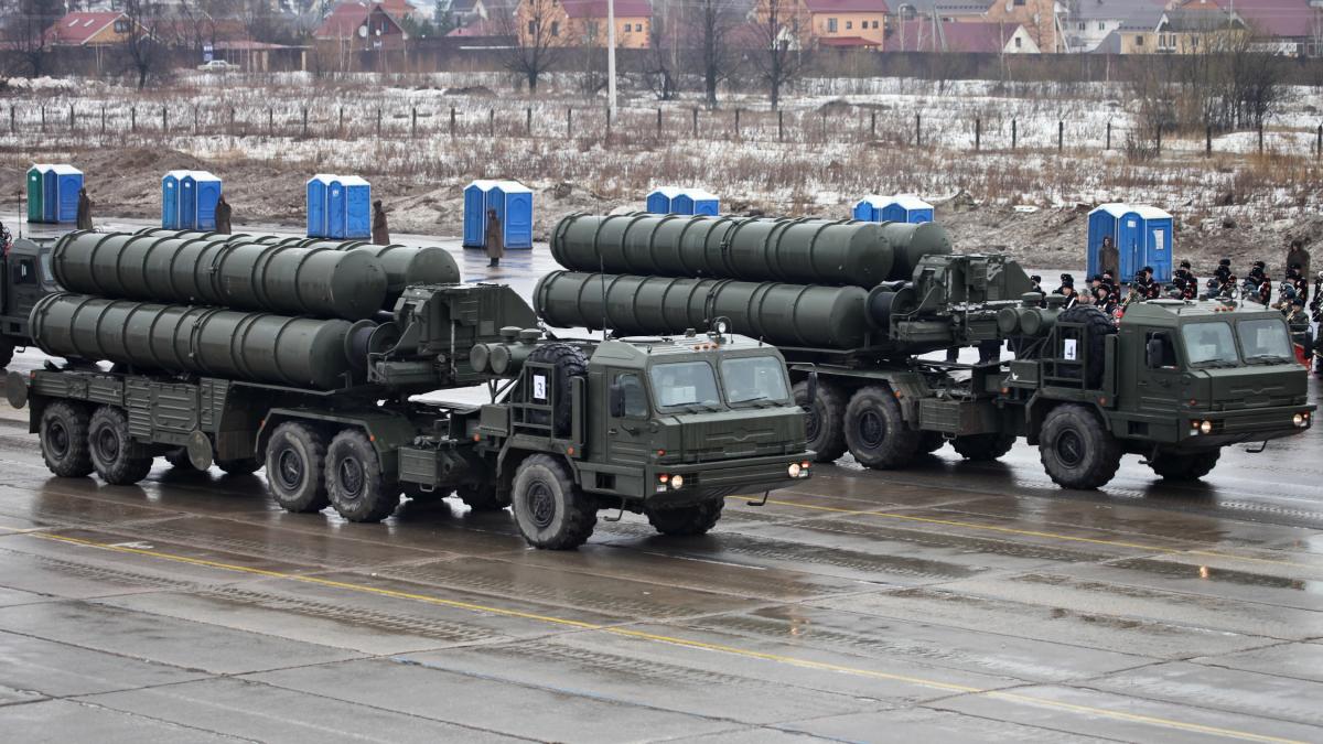 Rusia își extinde sistemele de apărare antiaeriană S-400 în Arctica