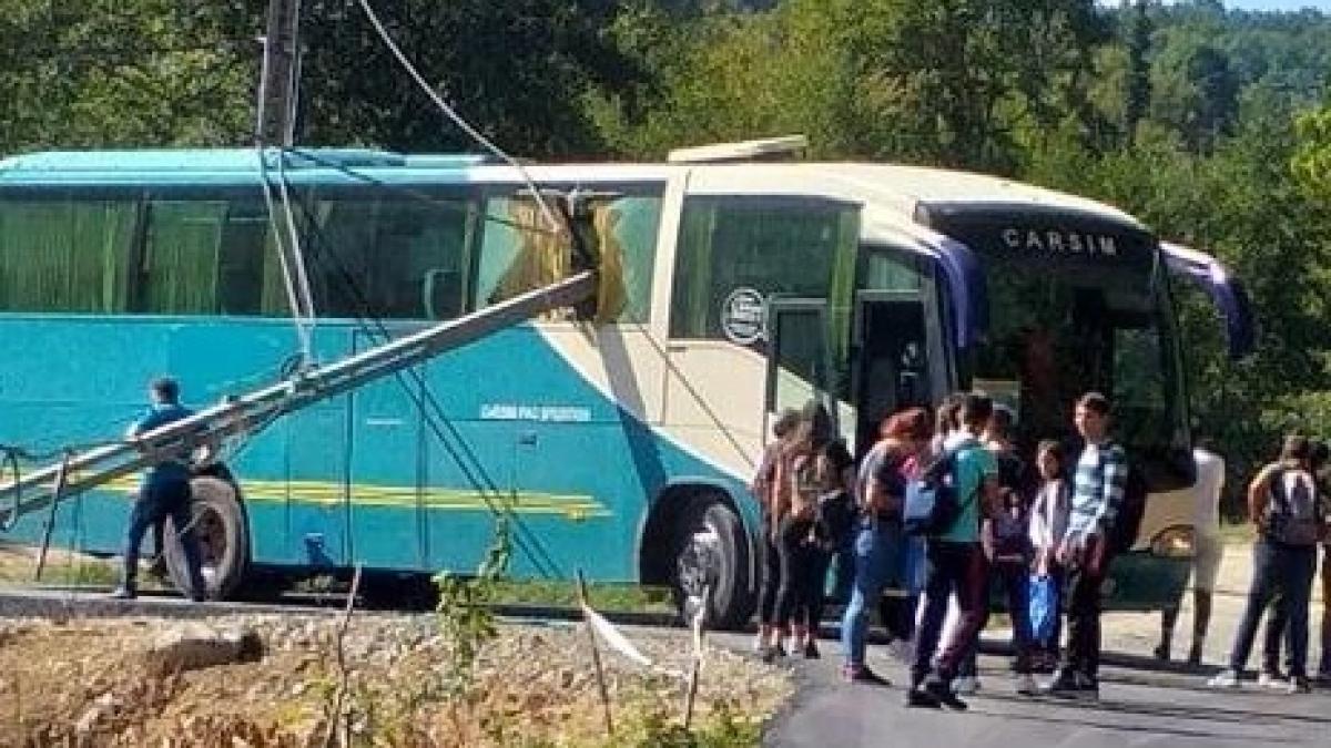 Panică în Maramureș. Un stâlp a intrat prin fereastra unui autocar plin cu elevi