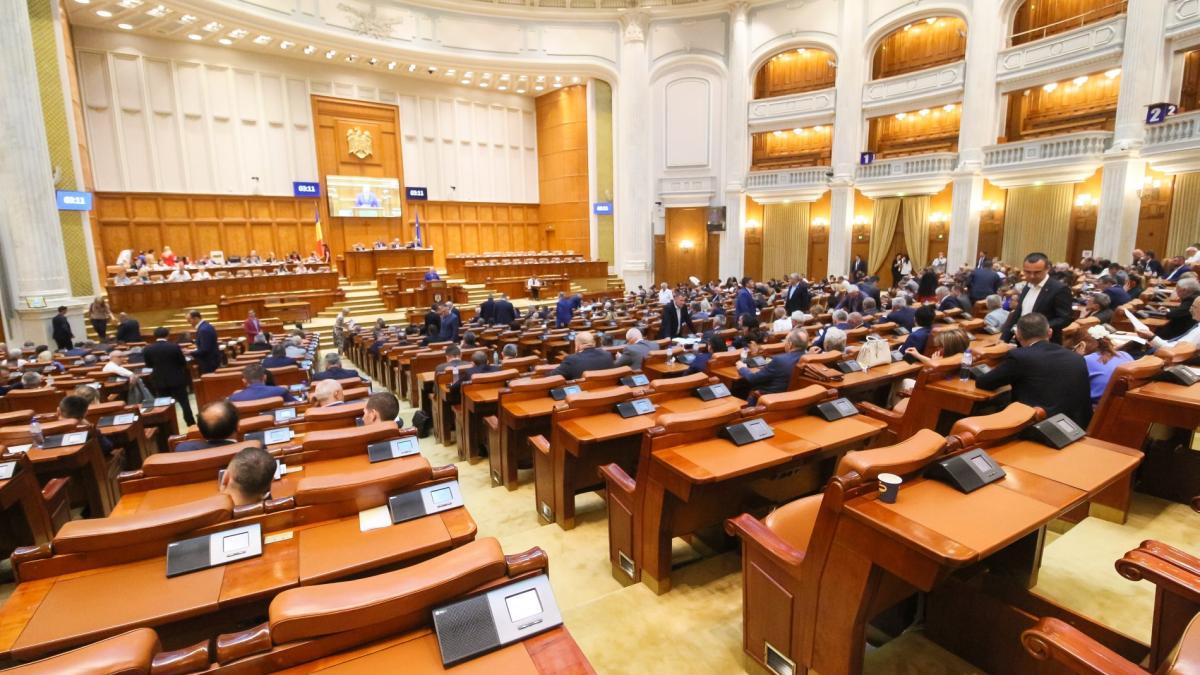 Impozitarea pensiilor speciale mai mari de 7.000 de lei, adoptată de Senat