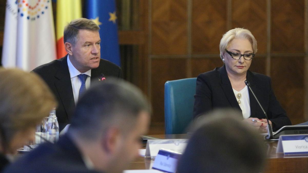 Deputat USR: Condamnăm "jocul politic" dintre Viorica Dăncilă şi Klaus Iohannis
