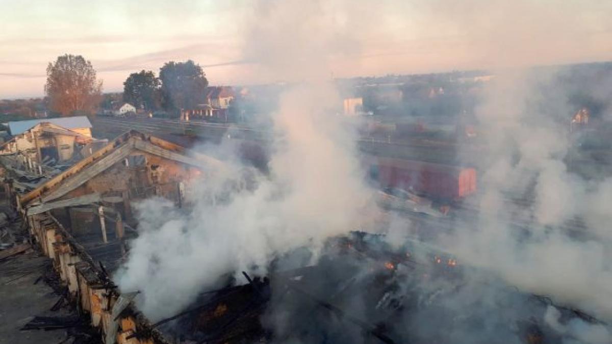 Arad: Un depozit în care se aflau 2.000 de tone de cereale a ars complet într-un incendiu